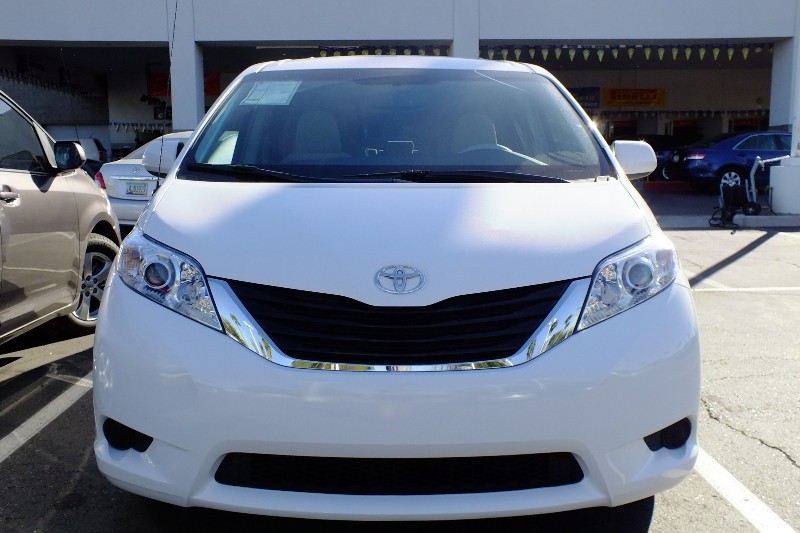 Toyota Sienna 2012 photo 4