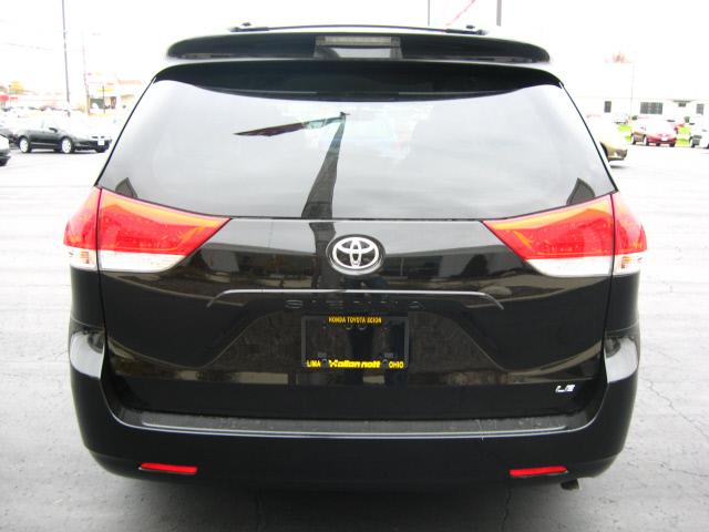 Toyota Sienna 2012 photo 2