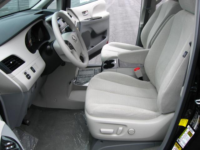 Toyota Sienna 2012 photo 3