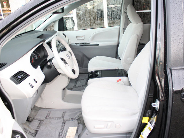 Toyota Sienna 2012 photo 3