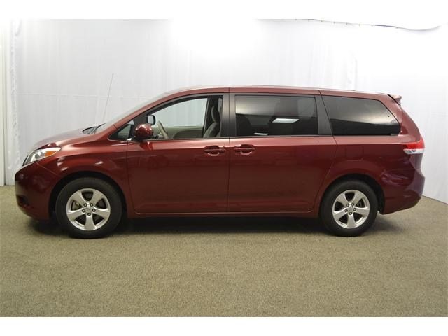 Toyota Sienna 2012 photo 3