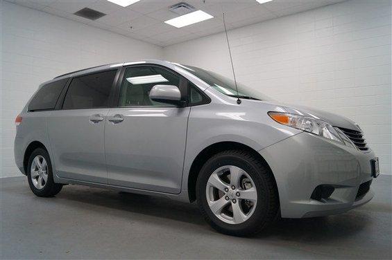 Toyota Sienna 2012 photo 3