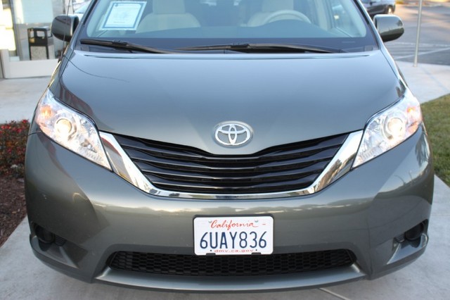 Toyota Sienna 2012 photo 1