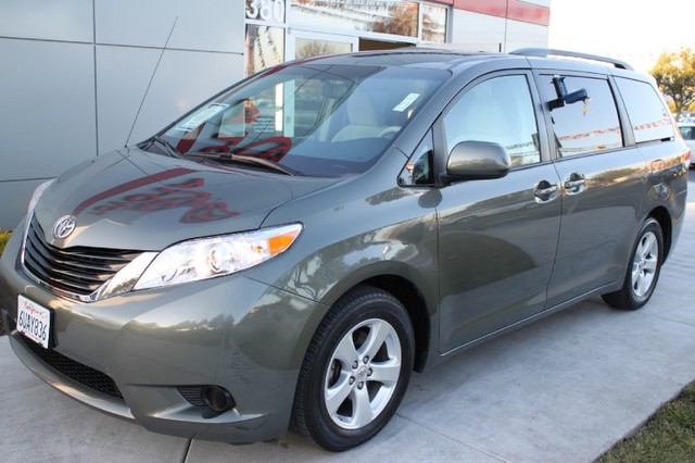 Toyota Sienna 2012 photo 2