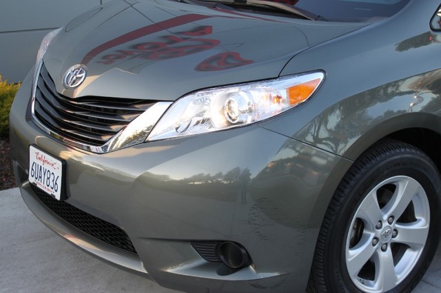 Toyota Sienna 2012 photo 3