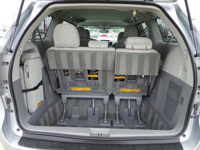 Toyota Sienna 2012 photo 2