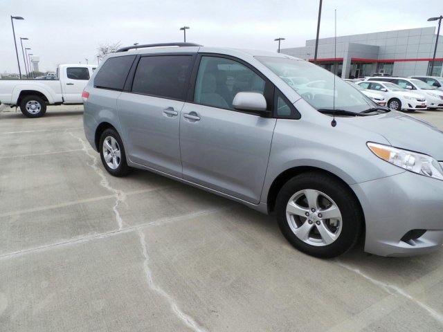 Toyota Sienna 2012 photo 3