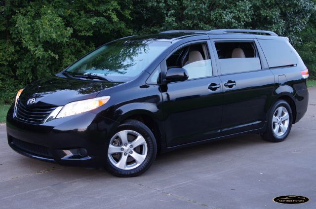 Toyota Sienna 2012 photo 1