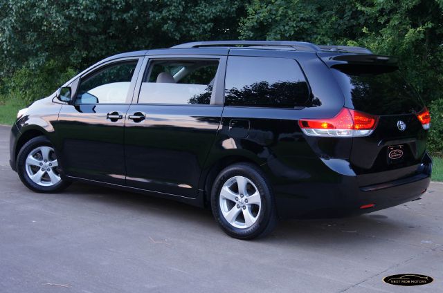 Toyota Sienna 2012 photo 2