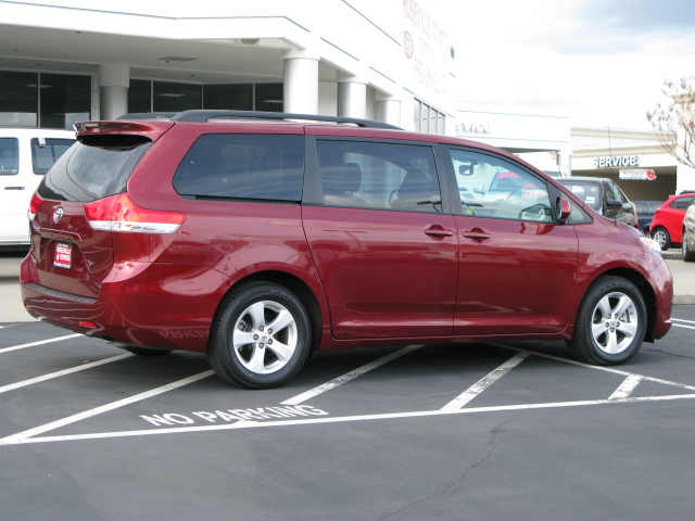 Toyota Sienna 2012 photo 1