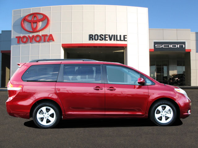 Toyota Sienna 2012 photo 2