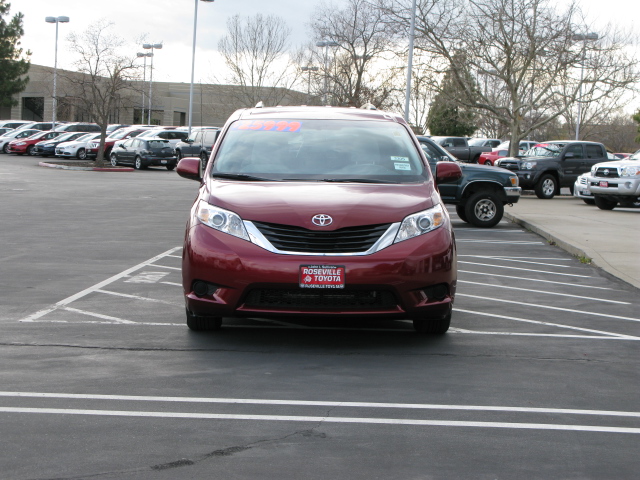 Toyota Sienna 2012 photo 4
