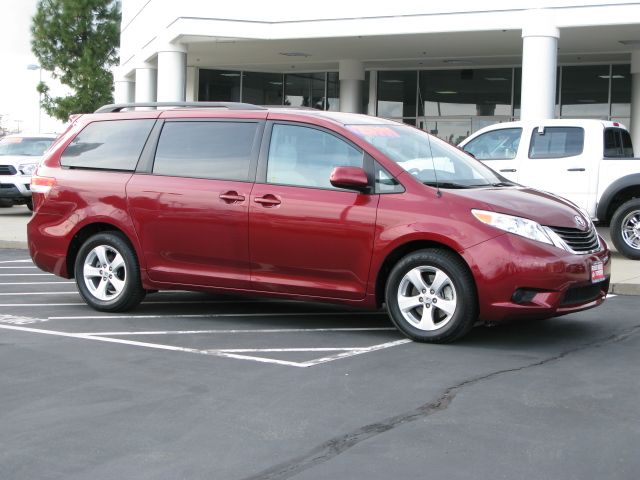 Toyota Sienna 2012 photo 5