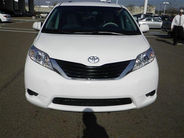 Toyota Sienna 2012 photo 2