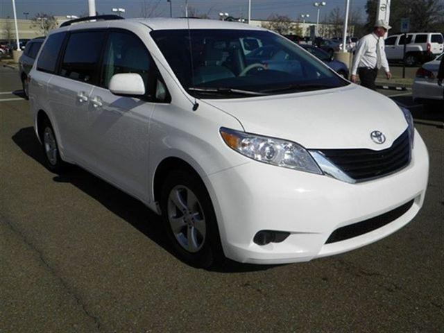 Toyota Sienna 2012 photo 3