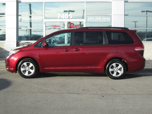 Toyota Sienna 2012 photo 1