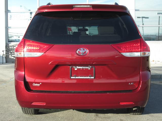 Toyota Sienna 2012 photo 2