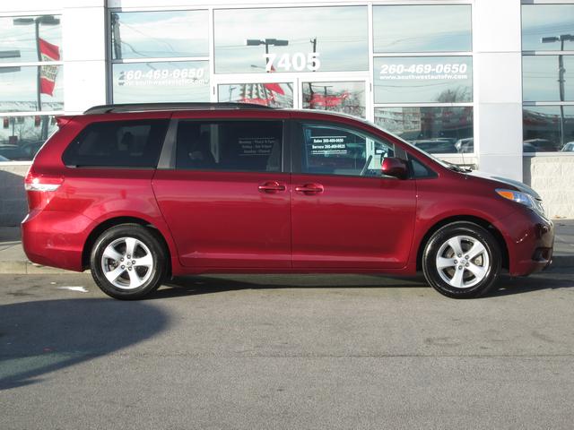 Toyota Sienna 2012 photo 3