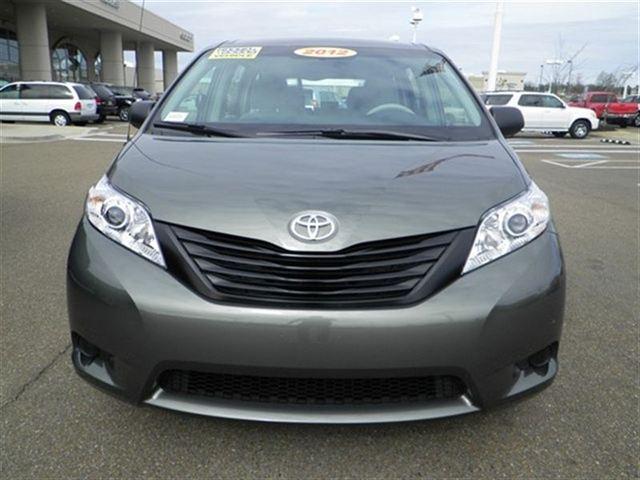 Toyota Sienna 2012 photo 2