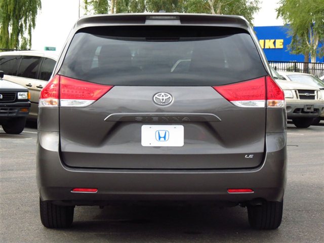 Toyota Sienna 2012 photo 2