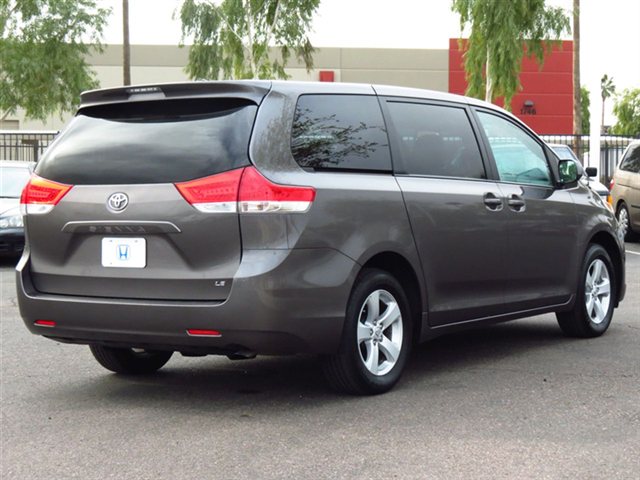 Toyota Sienna 2012 photo 3