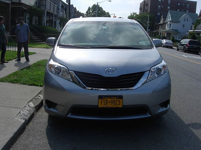 Toyota Sienna 2012 photo 2