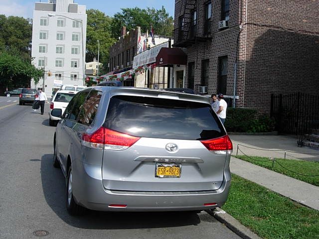 Toyota Sienna 2012 photo 3