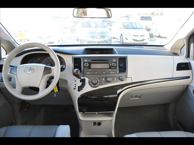 Toyota Sienna 2012 photo 1