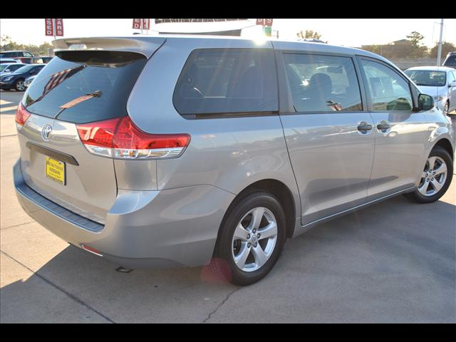 Toyota Sienna 2012 photo 3
