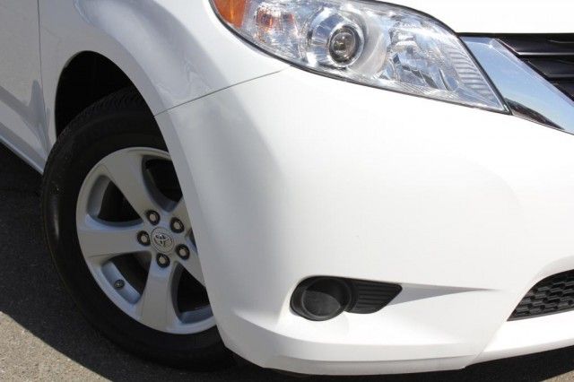 Toyota Sienna 2012 photo 2