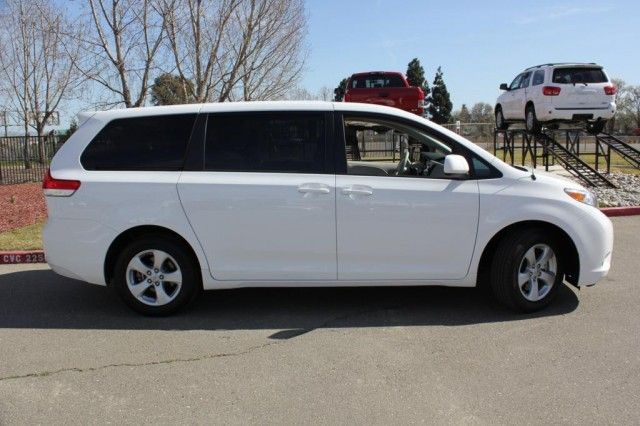 Toyota Sienna 2012 photo 4