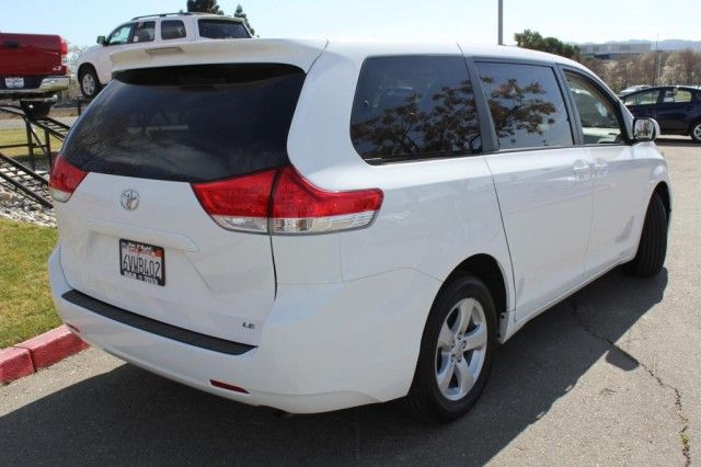Toyota Sienna 2012 photo 5