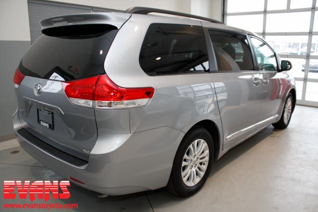 Toyota Sienna 2012 photo 2