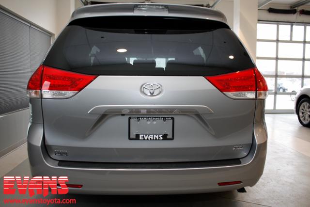 Toyota Sienna 2012 photo 3