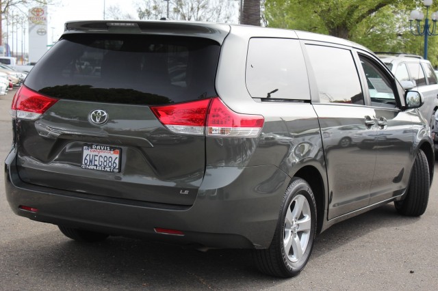Toyota Sienna 2012 photo 2