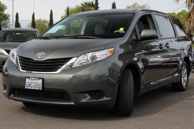 Toyota Sienna 2012 photo 3