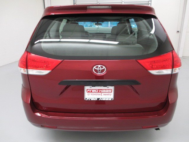 Toyota Sienna 2012 photo 2
