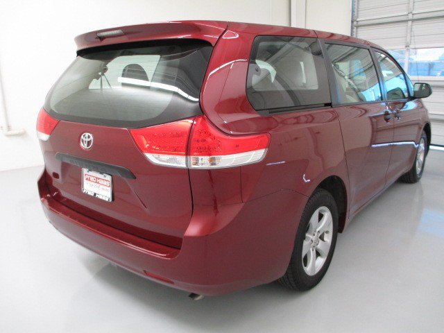 Toyota Sienna 2012 photo 3