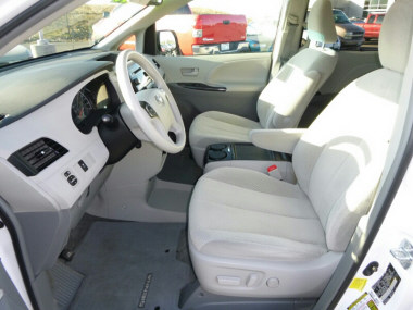 Toyota Sienna 2012 photo 2