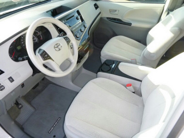 Toyota Sienna 2012 photo 3