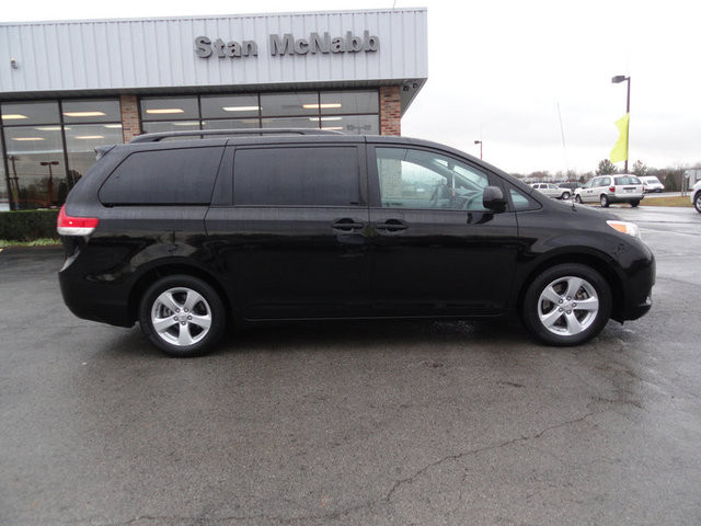 Toyota Sienna 2012 photo 3