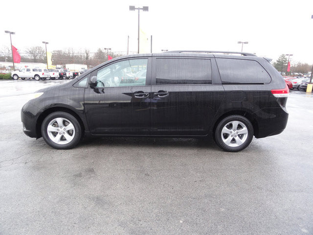 Toyota Sienna 2012 photo 5