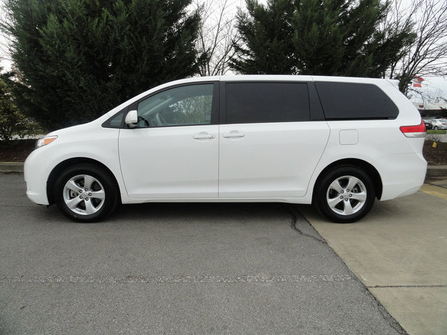 Toyota Sienna 2012 photo 2