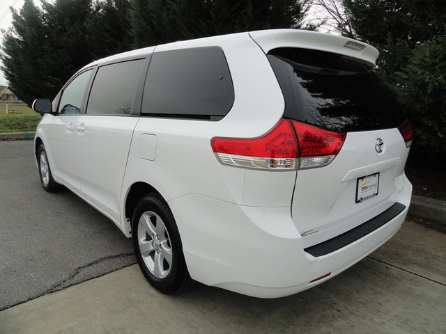 Toyota Sienna 2012 photo 3