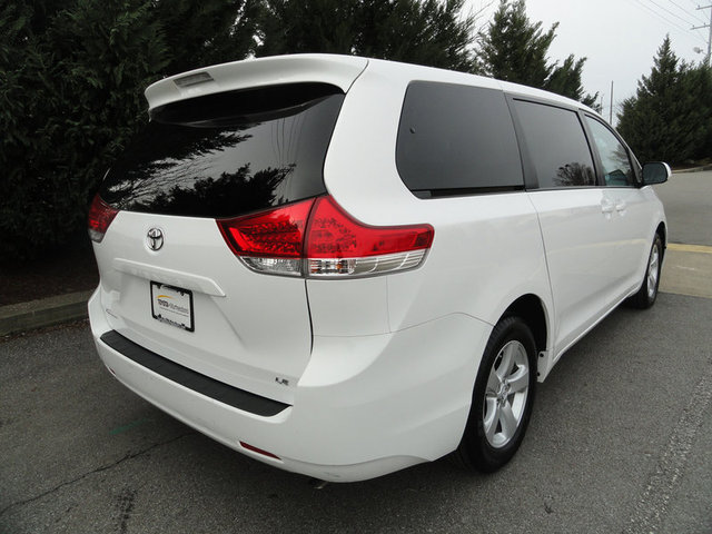 Toyota Sienna 2012 photo 5