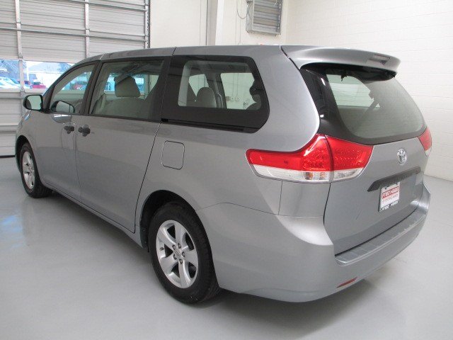 Toyota Sienna 2012 photo 1