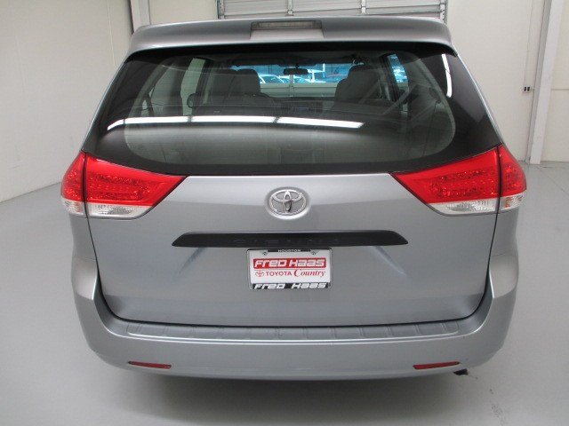 Toyota Sienna 2012 photo 2