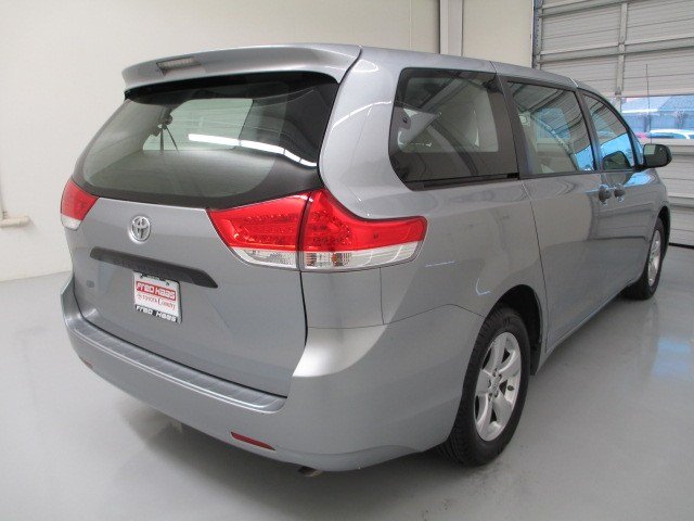 Toyota Sienna 2012 photo 3