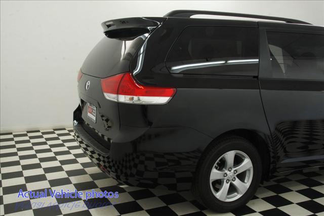 Toyota Sienna 2012 photo 4