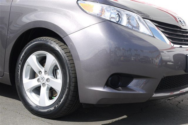 Toyota Sienna 2012 photo 2